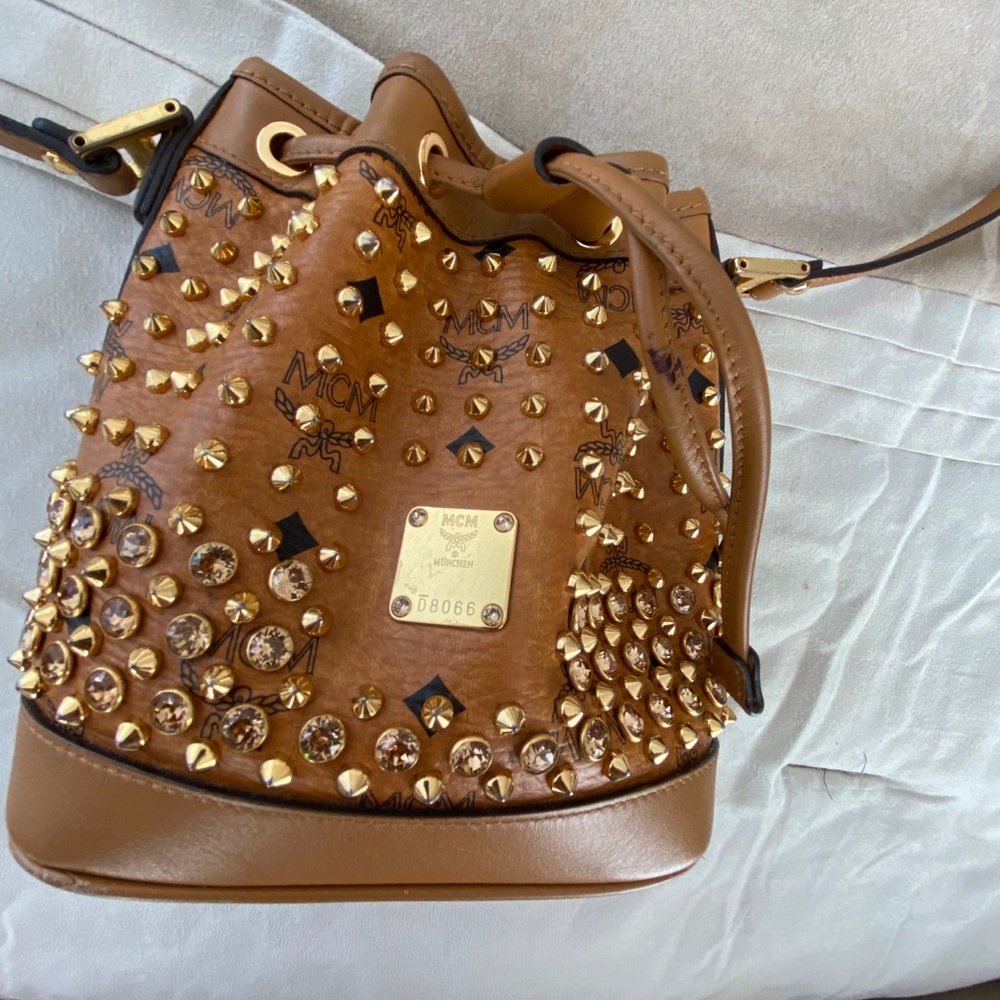 💚🔥 MCM Bucket Bag w/Studs 💫 - Picture 4 of 12